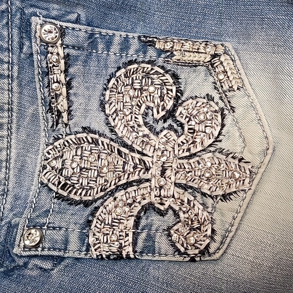 Miss Me mid jean shorts size 28 equivalent to a size 6 - Picture 5 of 10